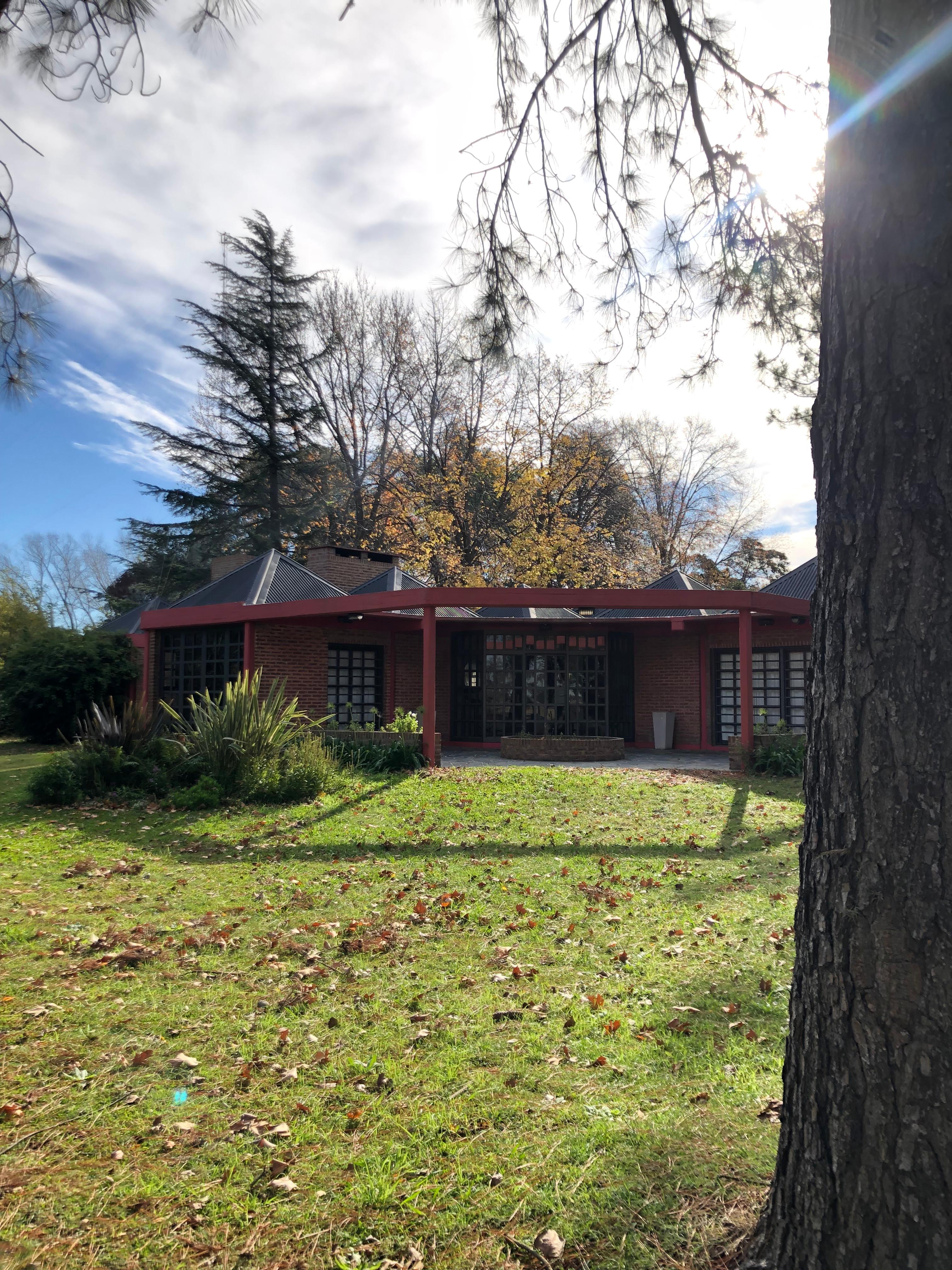Casa quinta sobre Camino al Cristo con gran arboleda